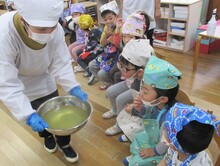 鰹節だしを見ているところ