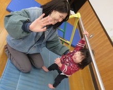 鉄棒にぶら下がりうれしそうな写真