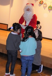 サンタさんに質問している写真