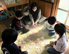 かるた取りの様子