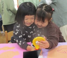 鏡に映る自分を見ている写真