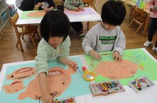 自分の顔を描いている様子