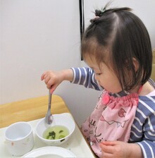 スプーンを持って自分で食べている写真