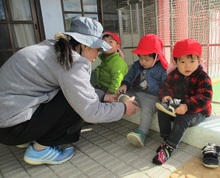 靴を自分で履く様子