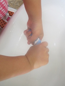 おしぼり絞りの様子