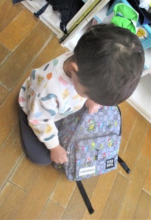 カバンのチャックを閉める様子