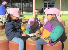 友だちと砂場遊びをしている写真