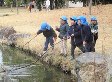 魚釣りごっこを楽しんでいる写真