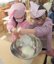 ホットケーキミックスを計っているところ