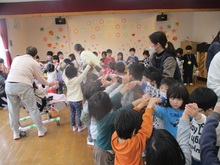 花道を作って見送っている様子