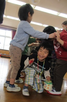 花道を通っている5歳児の様子