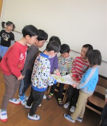 5歳児作成のカレンダーを見ている写真