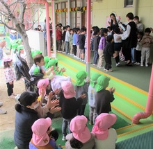 見送っている写真