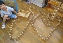 ドミノ遊びの様子