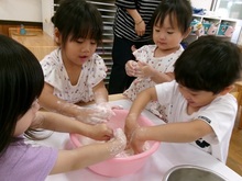 小麦粉粘土を作っている写真