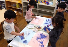 2歳児の絵具遊びの様子