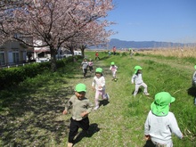 堤防に散歩に出かけた様子