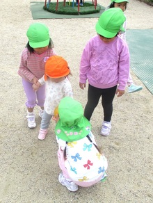 自分より小さな友だちを気に掛ける写真