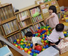 ボールプールで遊んでいる写真