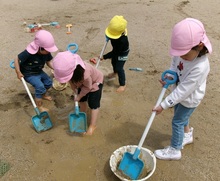 水たまりで遊ぶ様子