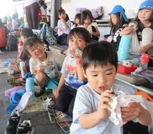 お弁当を食べている写真