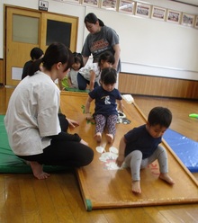 すべり台で遊んでいる写真