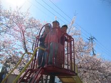 滑り台に上るこどもたち