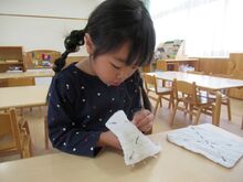 雑巾を縫うこども