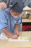 野菜を切るこども