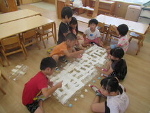 大きないかだを作るこどもたち