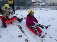 斜面をソリに乗って滑り降りるようす2