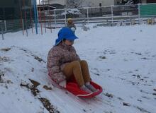 斜面をソリに乗って滑り降りるようす1