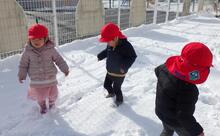雪を踏みしめるこどもたちのようす
