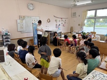 絵本を見ています。