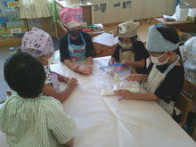 クッキーをこねています。