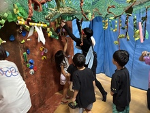 虫探しをしています。