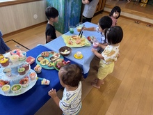 海のカフェでケーキを選んでいます。