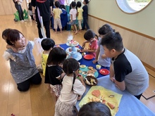 お店屋さんで遊んでいます。