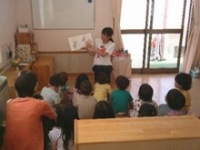 絵本を読んでいます。