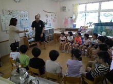 先生の劇を見ています。