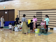 ガチャガチャをしています。