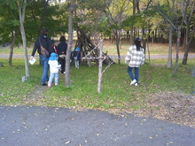 木々の間を探検するこどもたちの写真