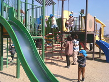 遊具で遊ぶこどもたちの写真