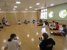 ひよこ組とあひる組のこどもたちが屋内で親子ふれあい遊びをしている写真