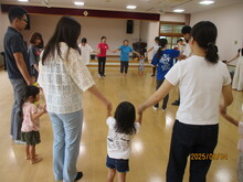 ぺんぎん組のこどもたちが屋内で親子ふれあい遊びをしている写真