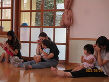 ぺんぎん組のこどもたちが屋内で親子ふれあい遊びをしている写真