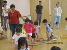 ぺんぎん組のこどもたちが屋内で親子ふれあい遊びをしている写真