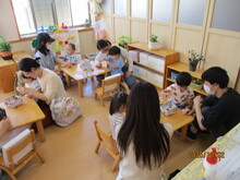 あひる2組のこどもたちが屋内で親子ふれあい遊びをしている写真