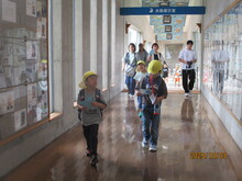 通路を歩くこどもたちの写真