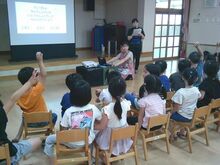 集会で話を聞くこどもたちの写真